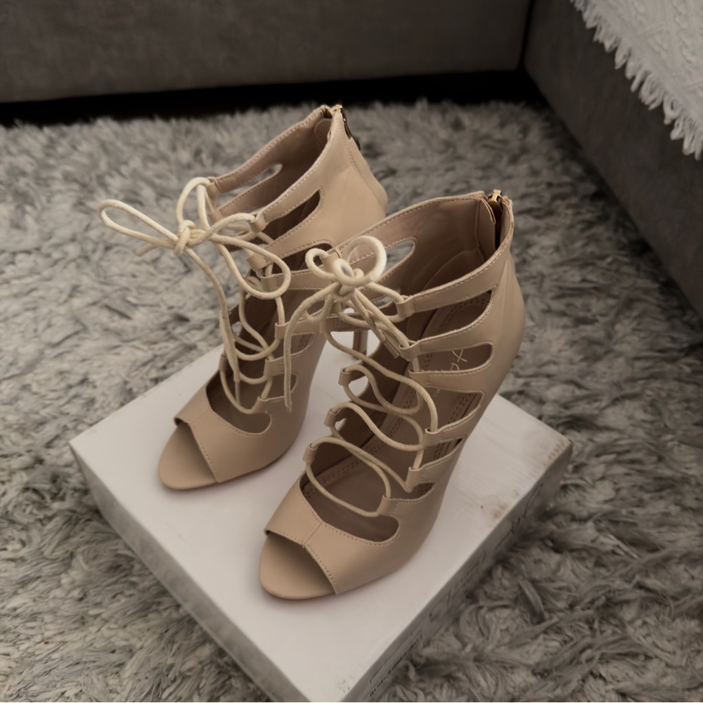 Chic Lace-Up Sandals in Cream